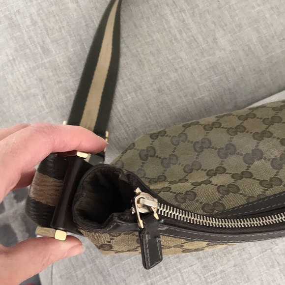 *SOLD* Ladies Authentic Gucci crossbody bag - Picture 5 of 13